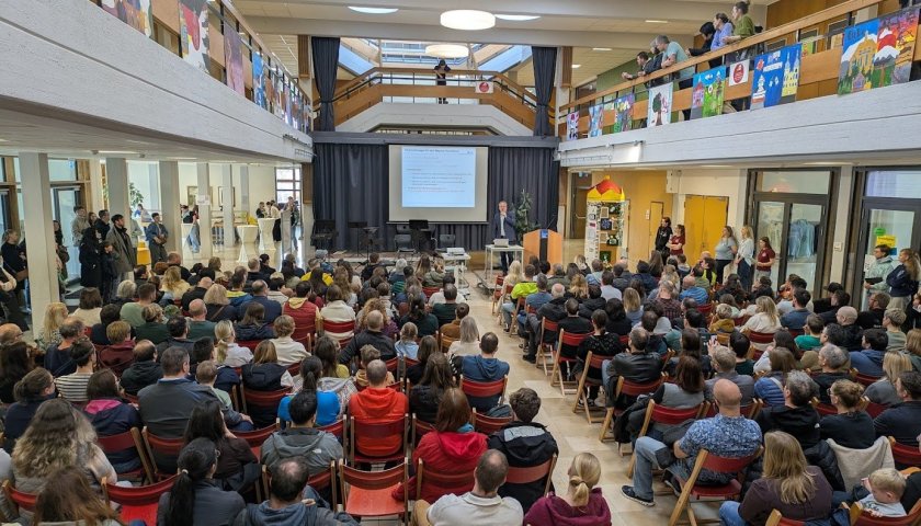 Zum Auftakt des Tags der offenen Tür wurden Viertklässler und ihre Eltern in der FG-Aula begrüßt.