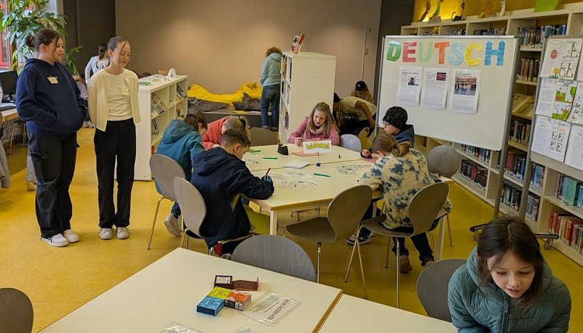 Das Fach Deutsch präsentiert sich an Mitmach-Tischen in der Schülerbibliothek.