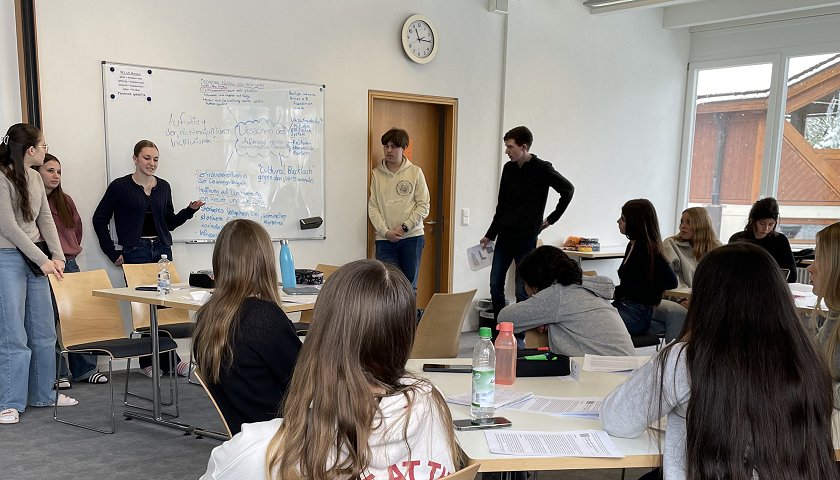 Eine Gruppe stellt Arbeitsergebnisse im Plenum vor.