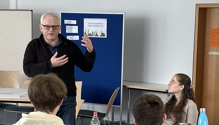 Prof. Eith spricht zu den Schülerinnen und Schülern.