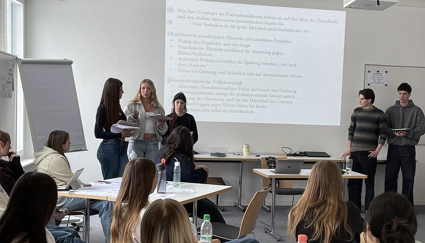 Eine Gruppe stellt Arbeitsergebnisse im Plenum vor.