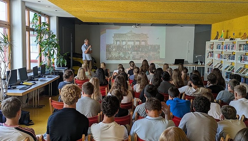 Holger Timmreck im Gespräch mit Schülerinnen und Schülern der Klassenstufe 9 des Fürstenberg-Gymnasiums Donaueschingen – ein Zeitzeuge, der Geschichte erlebbar macht.