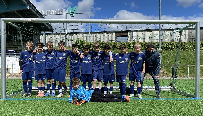 Kleine Spieler mit dunkelblauem Trikot: Team aus der Altersgruppe U13 - 2. Platz