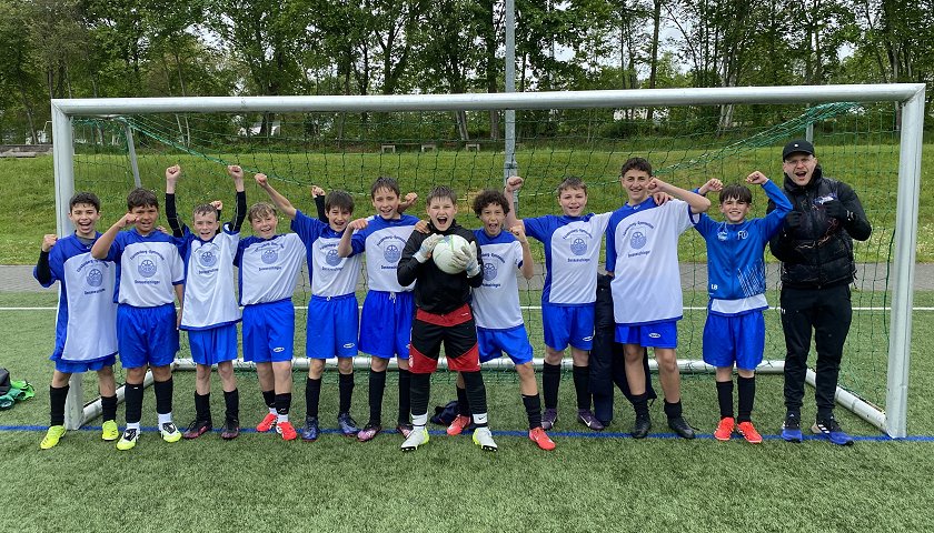 Spieler in weiß-blauem Trikot: Team 2 des Fürstenberg-Gymnasium aus der Altersgruppe U15