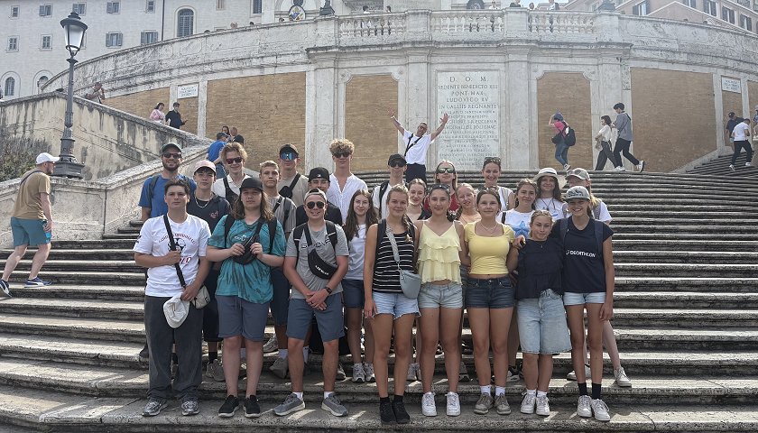 Latein-Fachexkursion 2026 nach Rom: Gruppenbild der Neuntklässler auf einer der vielen Treppen der Stadt