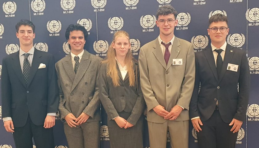 Zweites Gruppenfoto der Donaueschinger Delegation bei MUNBW 2026 vor der UNO-Stellwand