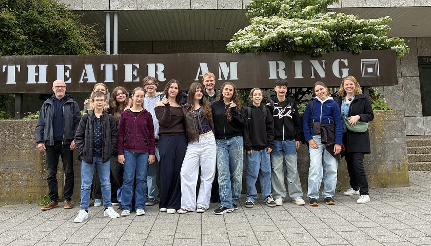 Die FG-Theater-AG stellt sich vor dem Villinger Theater am Ring zum Gruppenfoto auf.