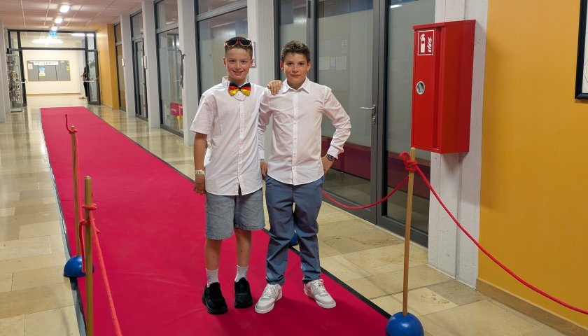 Penneball der SMV 2026: Gruppenfoto zweier Schüler