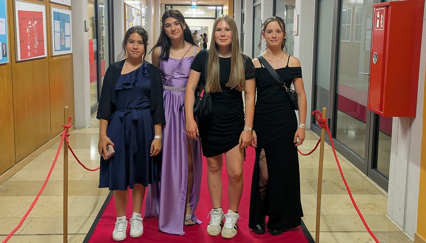Penneball der SMV 2026: Zweites Gruppenfoto zweier Schüler