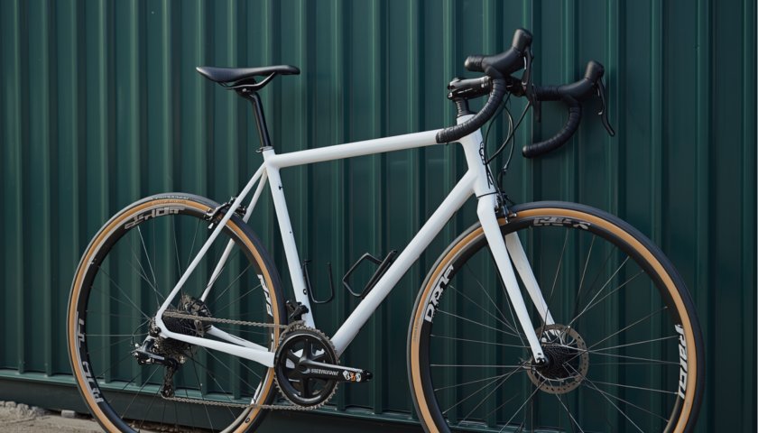 Ein Gravelbike lehnt an einer Wand