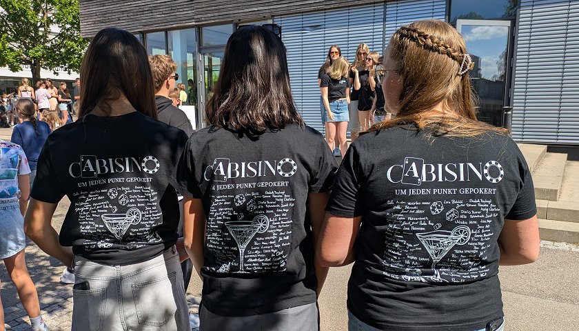 Das Abimotto prangte auf den T-Shirts der Abiturienten