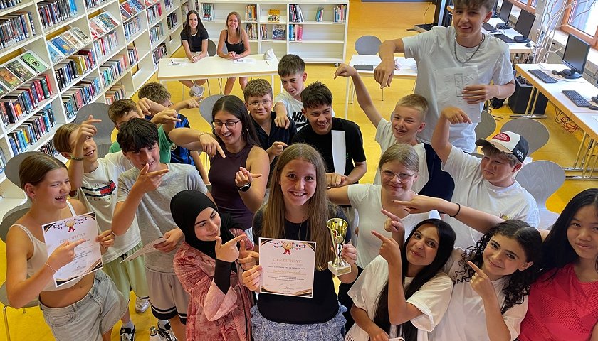 Die Schülerinnen und Schüler freuen sich im Finale mit der Siegerin.