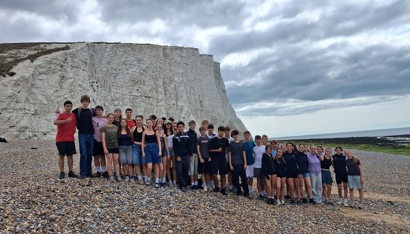 Die FG-Neuntklässler vor den Kreidefelsen von Dover