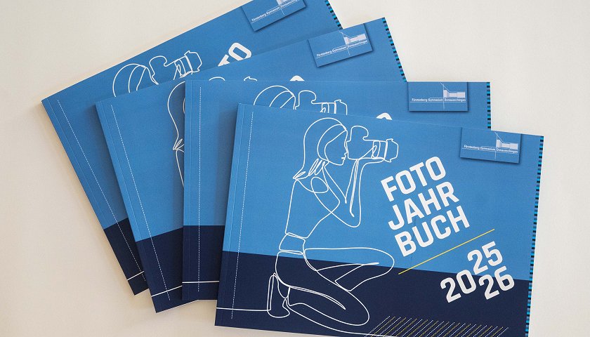 Exemplare des neuen Fotojahrbuchs 2025/2026