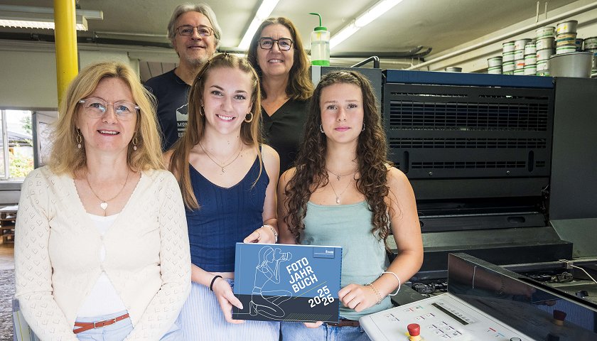 Die Fotojahrbuch-AG mit dem Druckerei-Team
