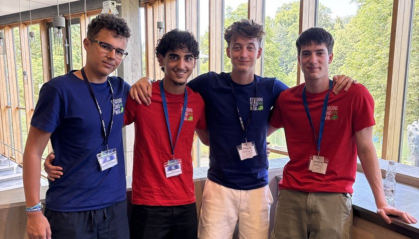 Die zwei FG-Schüler mit ihren Kooperationspartnern beim gemeinsamen Foto auf dem Donaujugendcamp 2026 in Ulm.
