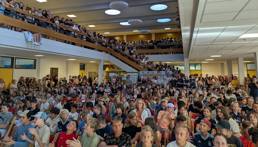 Die Schülerinnen und Schüler versammeln sich zum Jahresende in der Aula