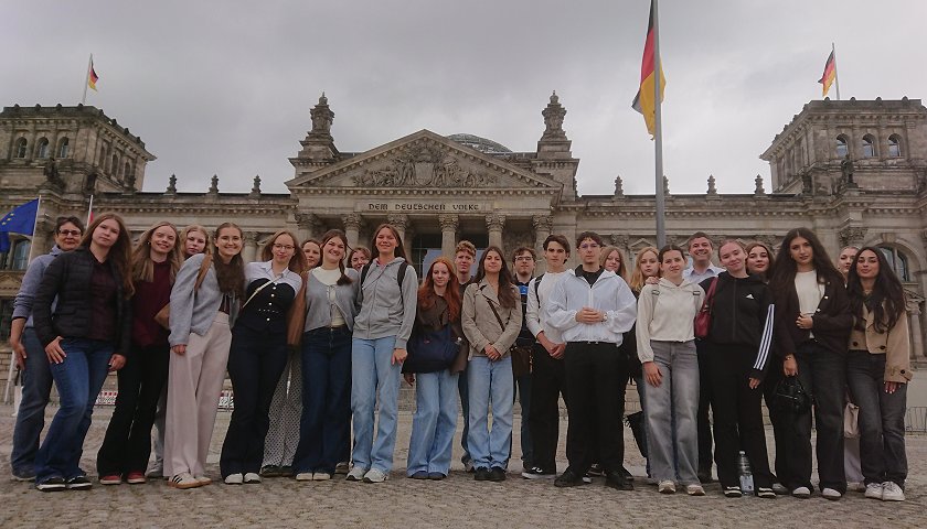 Studienfahrt der KS1 nach Berlin 2026: Vor dem Bundestag