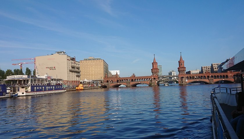Studienfahrt der KS1 nach Berlin 2026: Fahrt auf der Spree