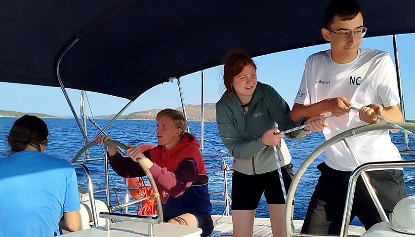 Studienfahrt nach Kroatien: Arbeit auf dem Deck der Segeljacht