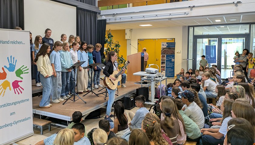 Der FG-Chor singt zur Begrüßung der neuen Fünftklässler.
