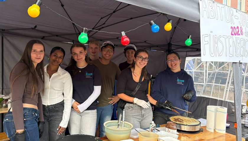 Schülerinnen und Schüler der KS1 bereiten ihren Stand bei der Kulinarischen Einkaufsnacht in Donaueschingen vor.