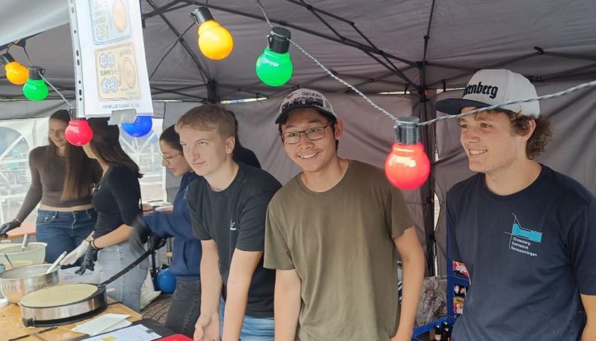 Schülerinnen und Schüler der KS1 bereiten ihren Stand bei der Kulinarischen Einkaufsnacht in Donaueschingen vor.