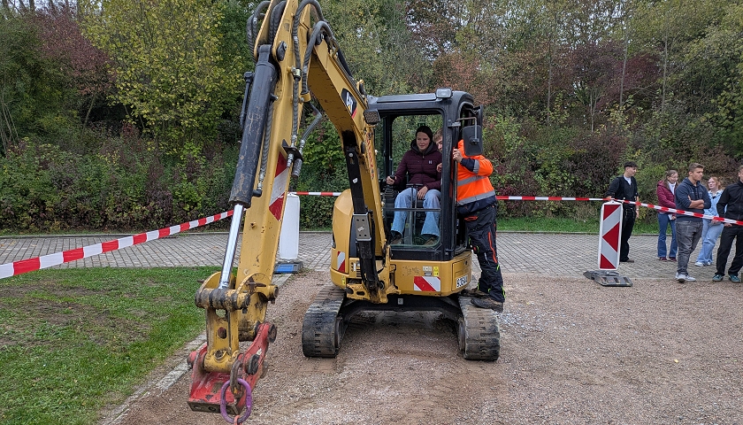 Die FG-Abiturienten durften auch mit dem Bagger üben.