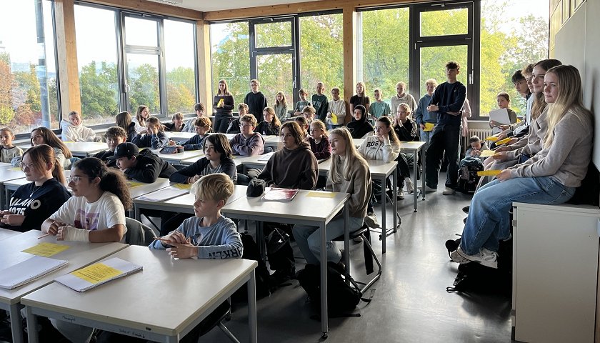 SMV-Schülerrat versammelt sich im Klassenzimmer.