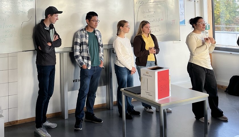 Kandidaten für die Schülersprecherwahl stellen sich auf.