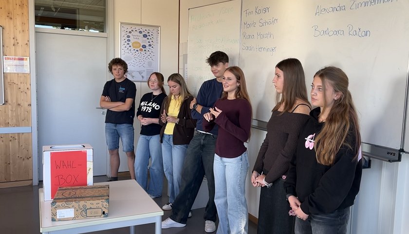 Der neue SMV-Vorstand bespricht aktuelle Themen.