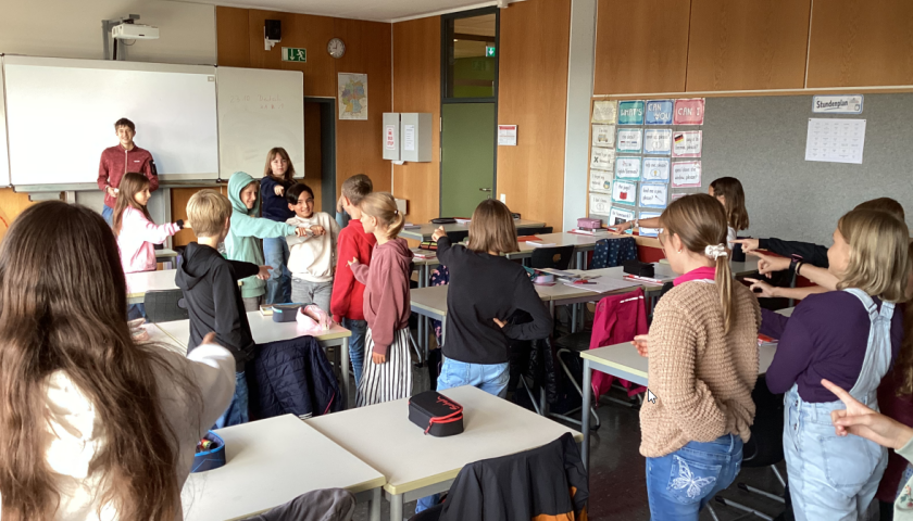 Die Mediations-AG stellt in der Klasse ihre Arbeit vor.